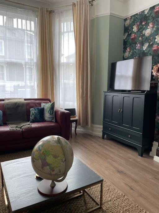 West Stunning Garden Flat - Period Features Apartment London