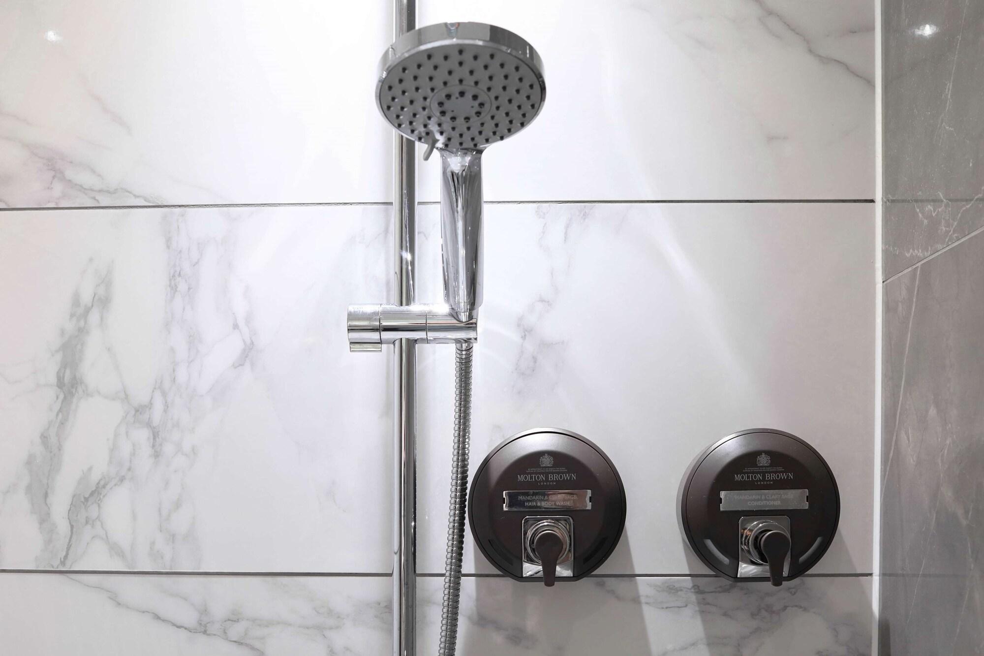 100 Queens Gate Hotel, Curio Collection By Hilton