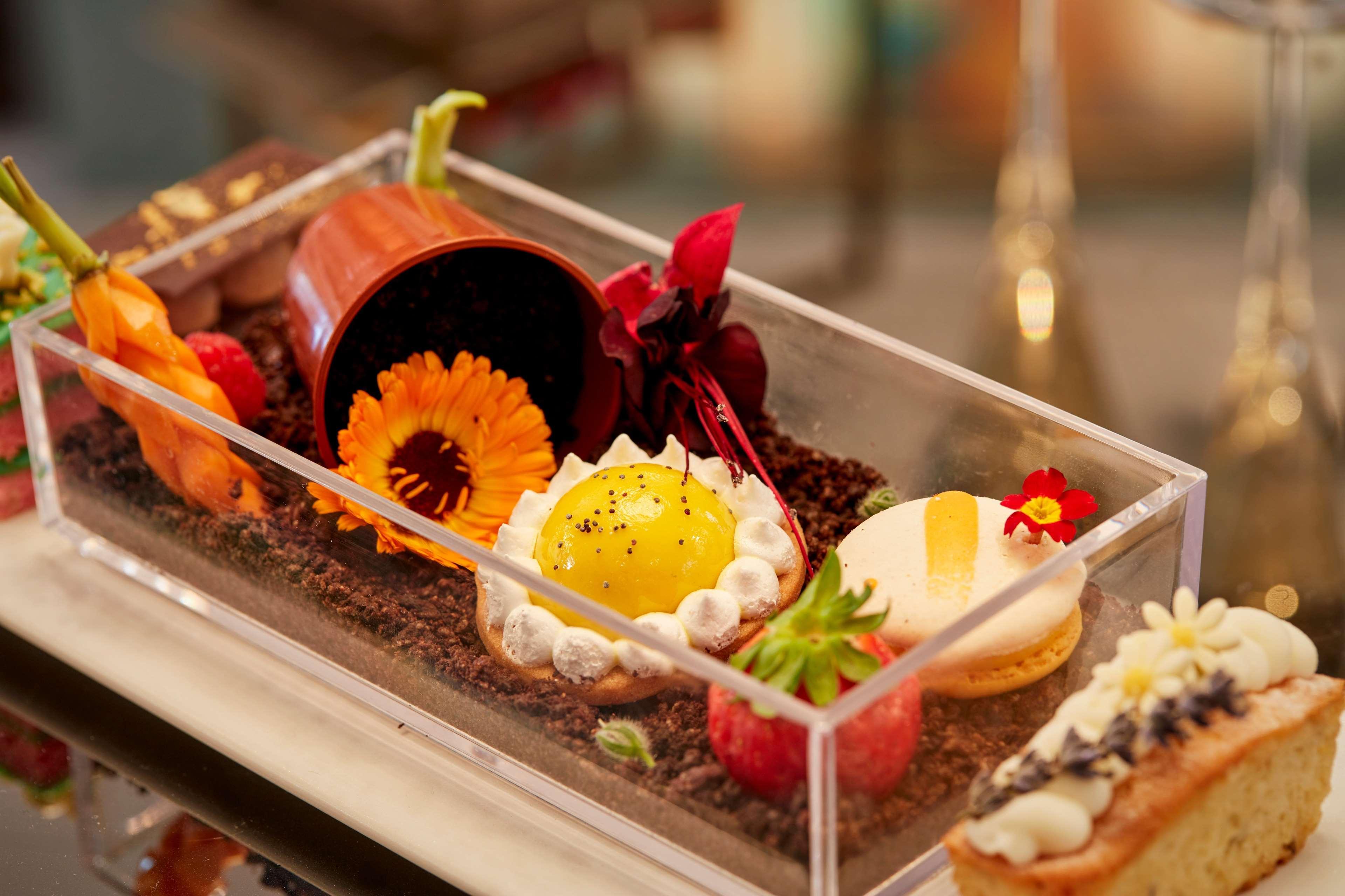 100 Queens Gate Hotel, Curio Collection By Hilton 5* London