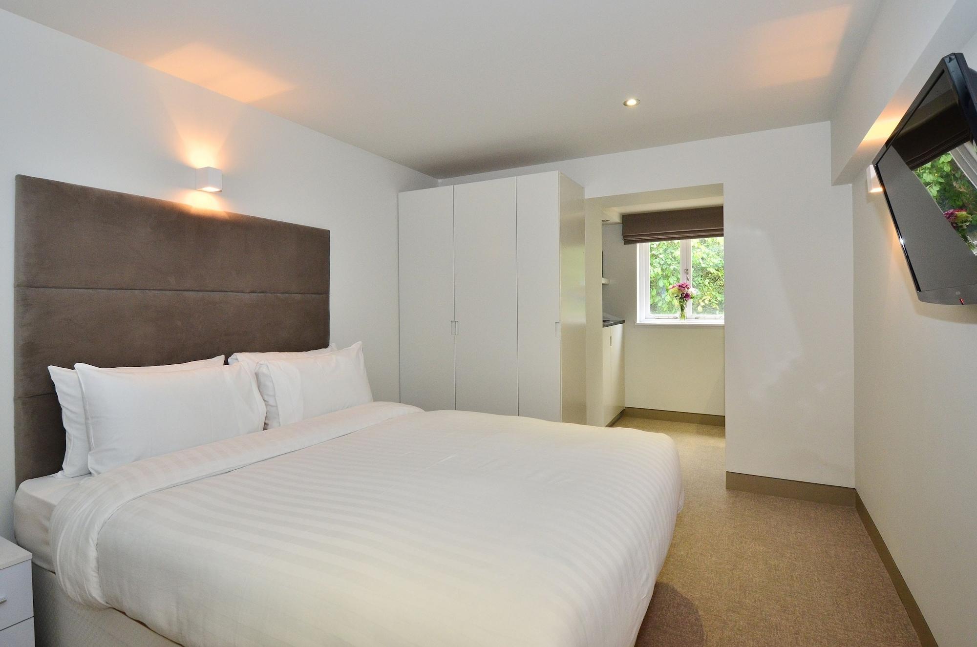 Arch Aparthotel 4*