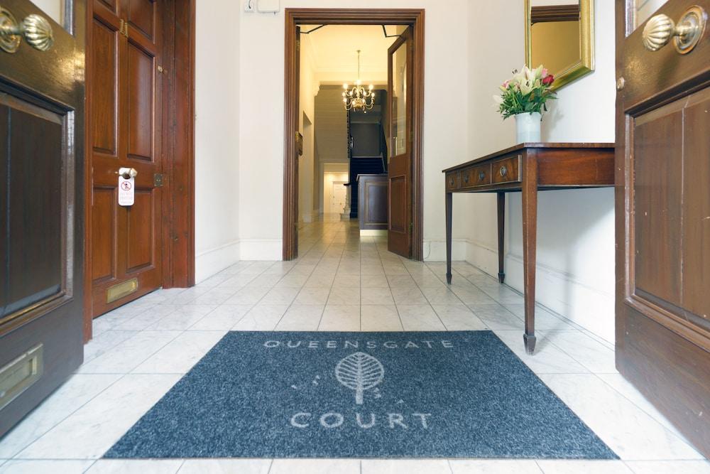 Aparthotel Queensgate Court 4*