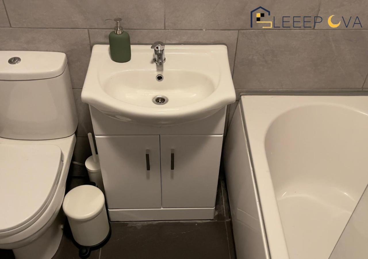Luxury Haven: Spacious 2-bedroom Serviced Flat For Families & Business * London