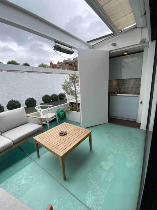 Stunning 4 Bed Mews House With Patio Holiday home London