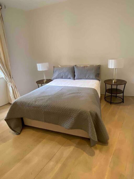Stunning 4 Bed Mews House With Patio Holiday home *