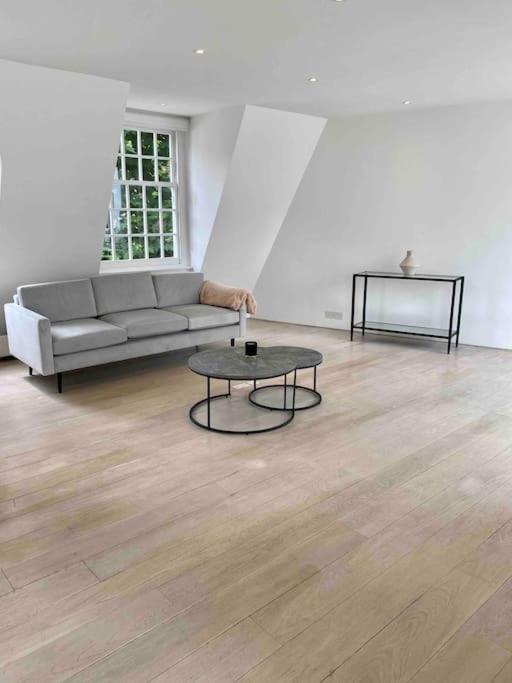 Stunning 4 Bed Mews House With Patio Holiday home *