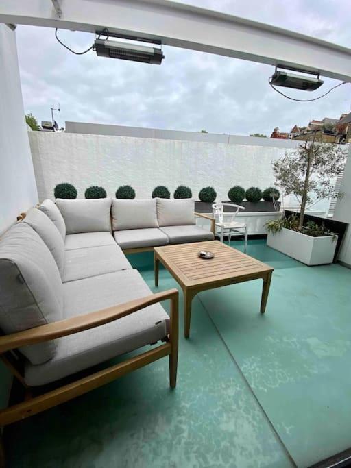 Stunning 4 Bed Mews House With Patio * London