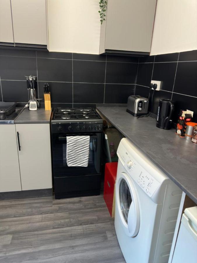 Hospedagem domiciliar Central Location, Close To Bars Restaurants And Train Stations *