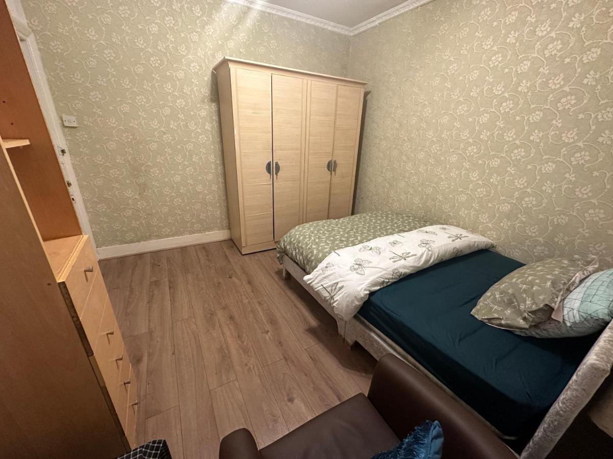 4 Double Bed Family 15 Mins From Central Ldn Apartment