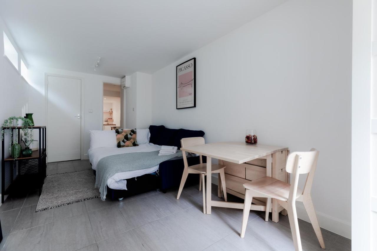 Bright & Charming Hampstead Garden Studio Apartment