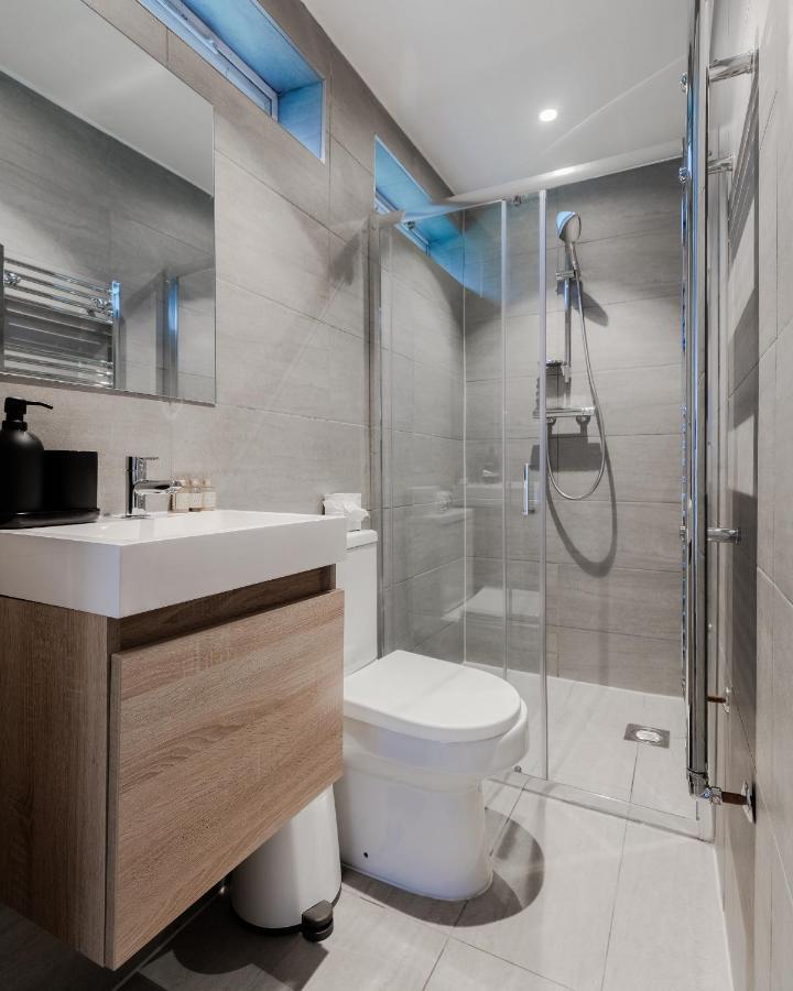 Bright & Charming Hampstead Garden Studio Apartment