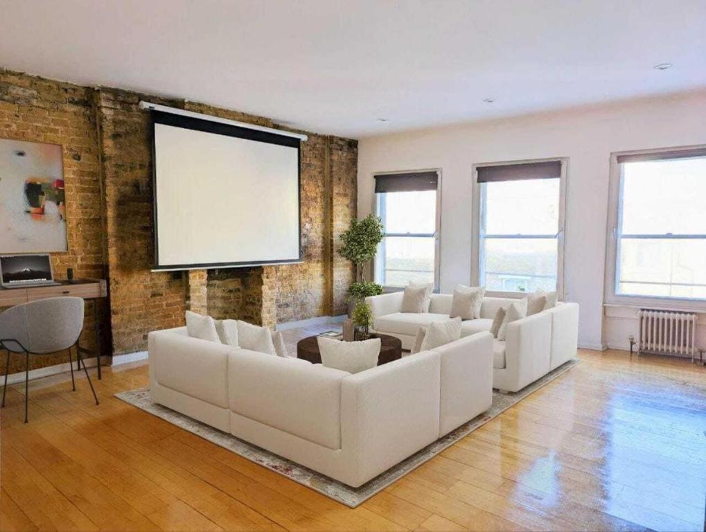 Cinema Set Up, Sleeps 10 Ppl, London