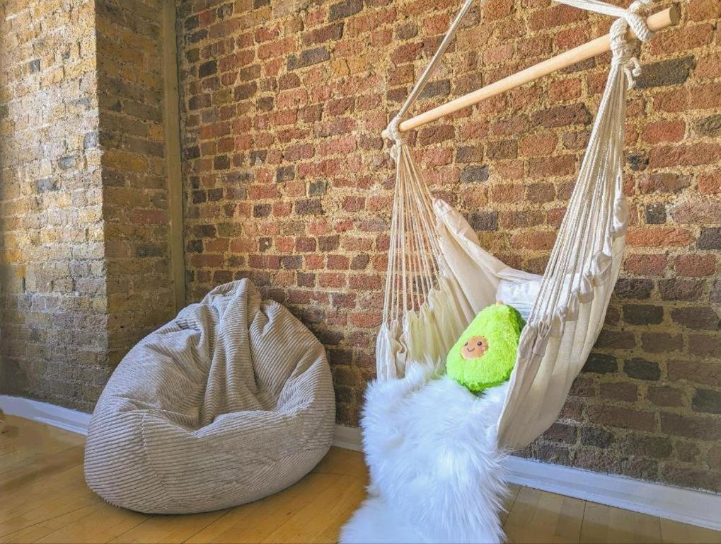 Cinema Set Up, Sleeps 10 Ppl, Apartment London