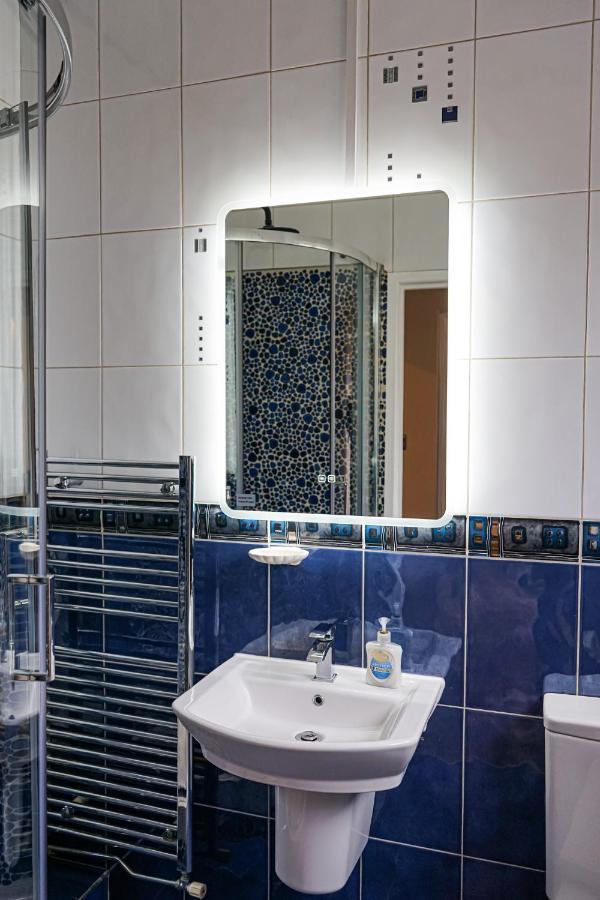 Luxury 5 Star Apartments, Parking, Garden, Near Metro Stations 10-15mins To Apartment