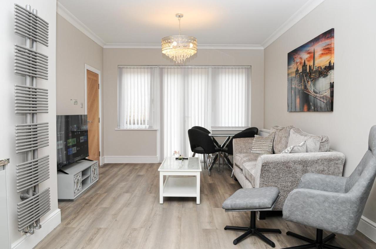 Luxury 5 Star Apartments, Parking, Garden, Near Metro Stations 10-15mins To