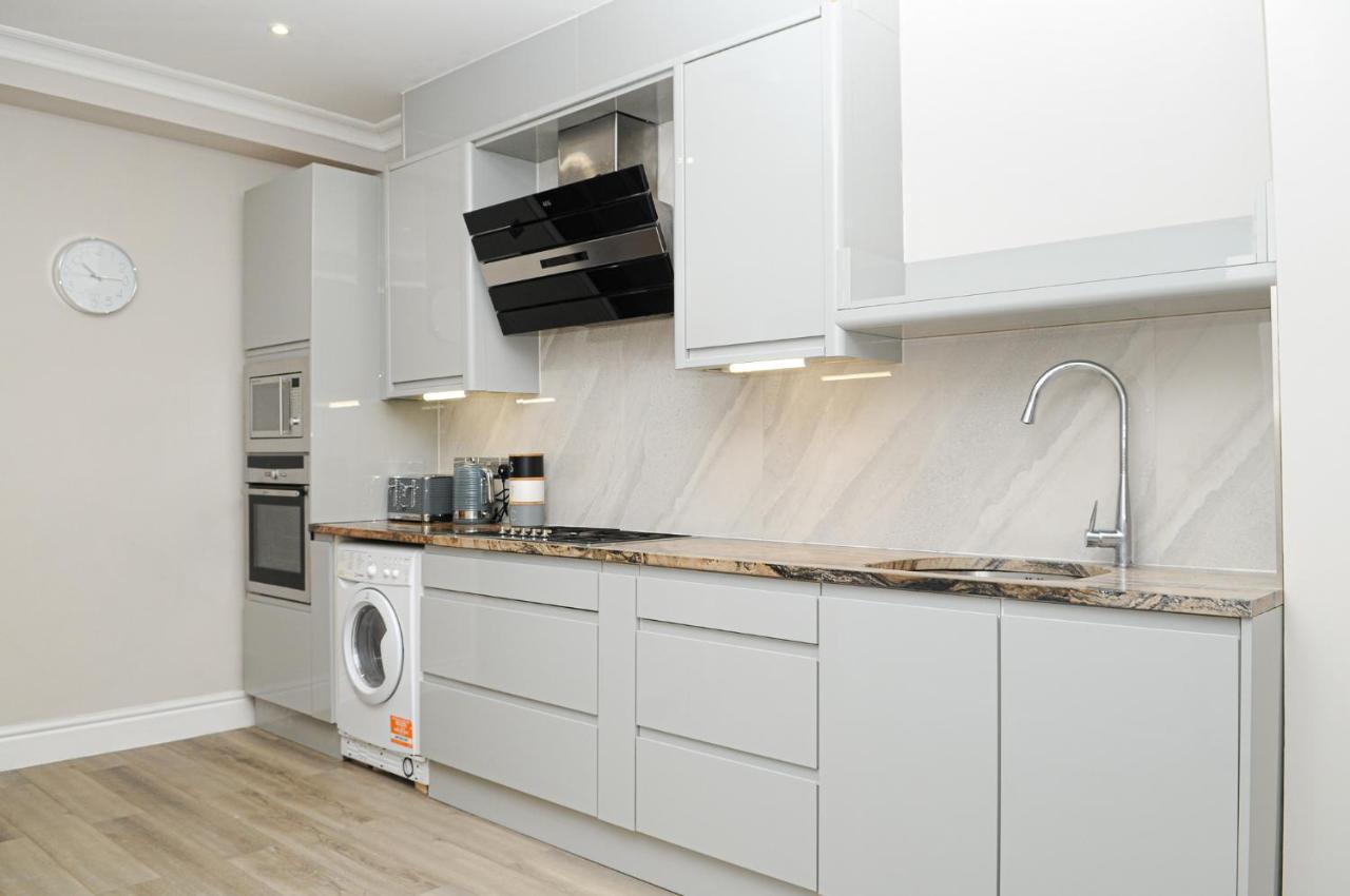 Luxury 5 Star Apartments, Parking, Garden, Near Metro Stations 10-15mins To *