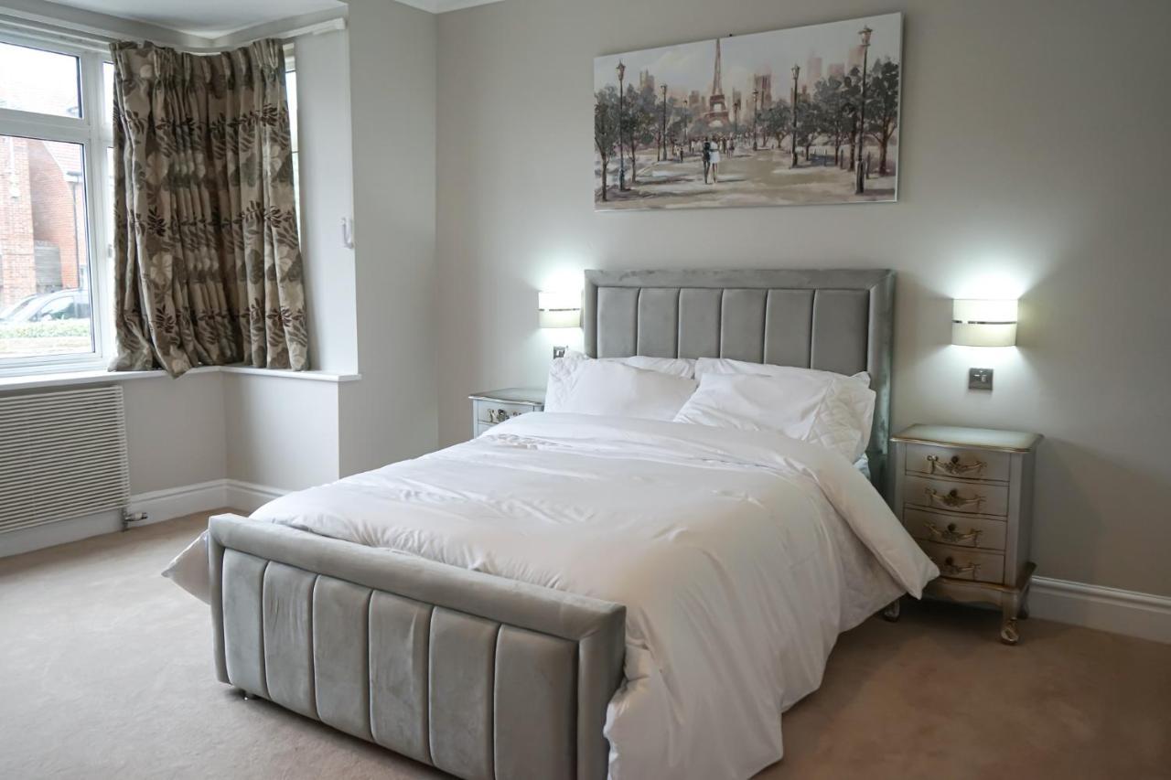 Luxury 5 Star Apartments, Parking, Garden, Near Metro Stations 10-15mins To