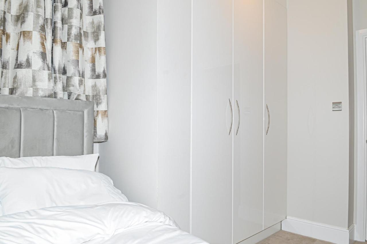 Luxury 5 Star Apartments, Parking, Garden, Near Metro Stations 10-15mins To Apartment London