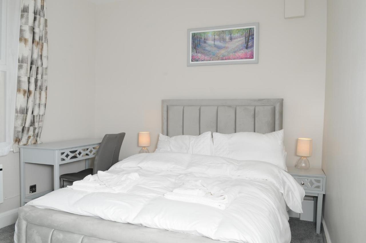 Luxury 5 Star Apartments, Parking, Garden, Near Metro Stations 10-15mins To Apartment