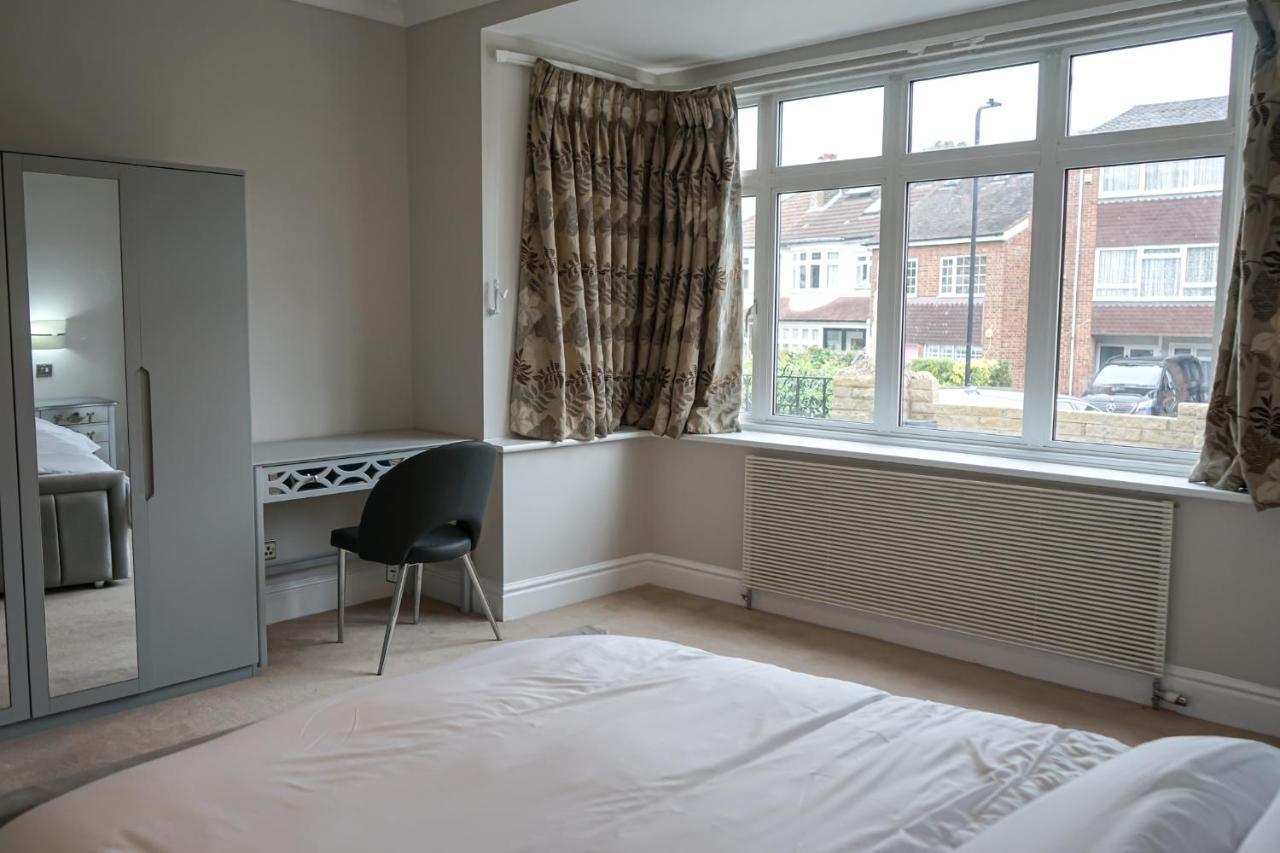 Apartment Luxury 5 Star Apartments, Parking, Garden, Near Metro Stations 10-15mins To London