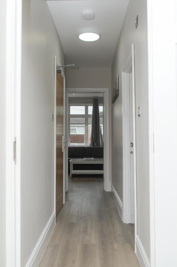 Apartment Luxury 5 Star Apartments, Parking, Garden, Near Metro Stations 10-15mins To *
