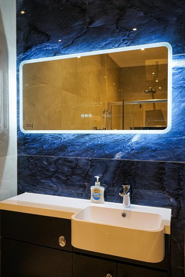 Luxury 5 Star Apartments, Parking, Garden, Near Metro Stations 10-15mins To Apartment