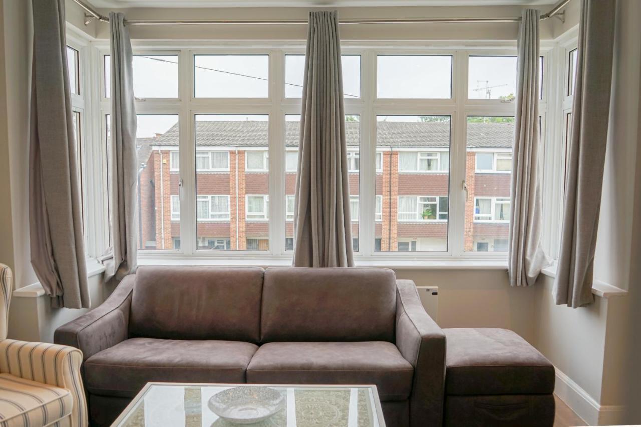 Luxury 5 Star Apartments, Parking, Garden, Near Metro Stations 10-15mins To Apartment *