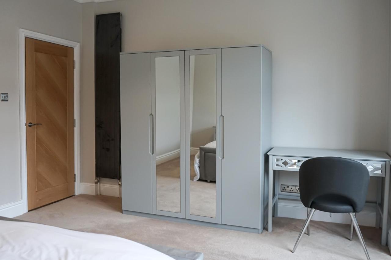 Luxury 5 Star Apartments, Parking, Garden, Near Metro Stations 10-15mins To Apartment London