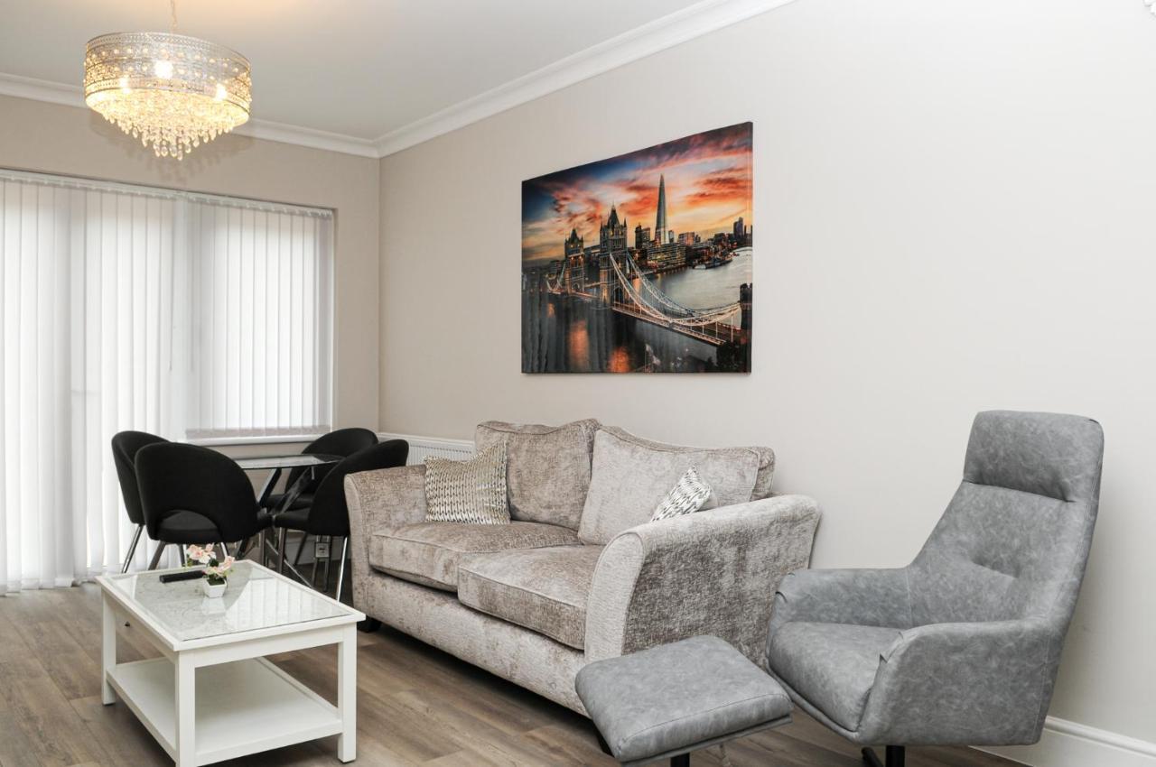 Luxury 5 Star Apartments, Parking, Garden, Near Metro Stations 10-15mins To Apartment