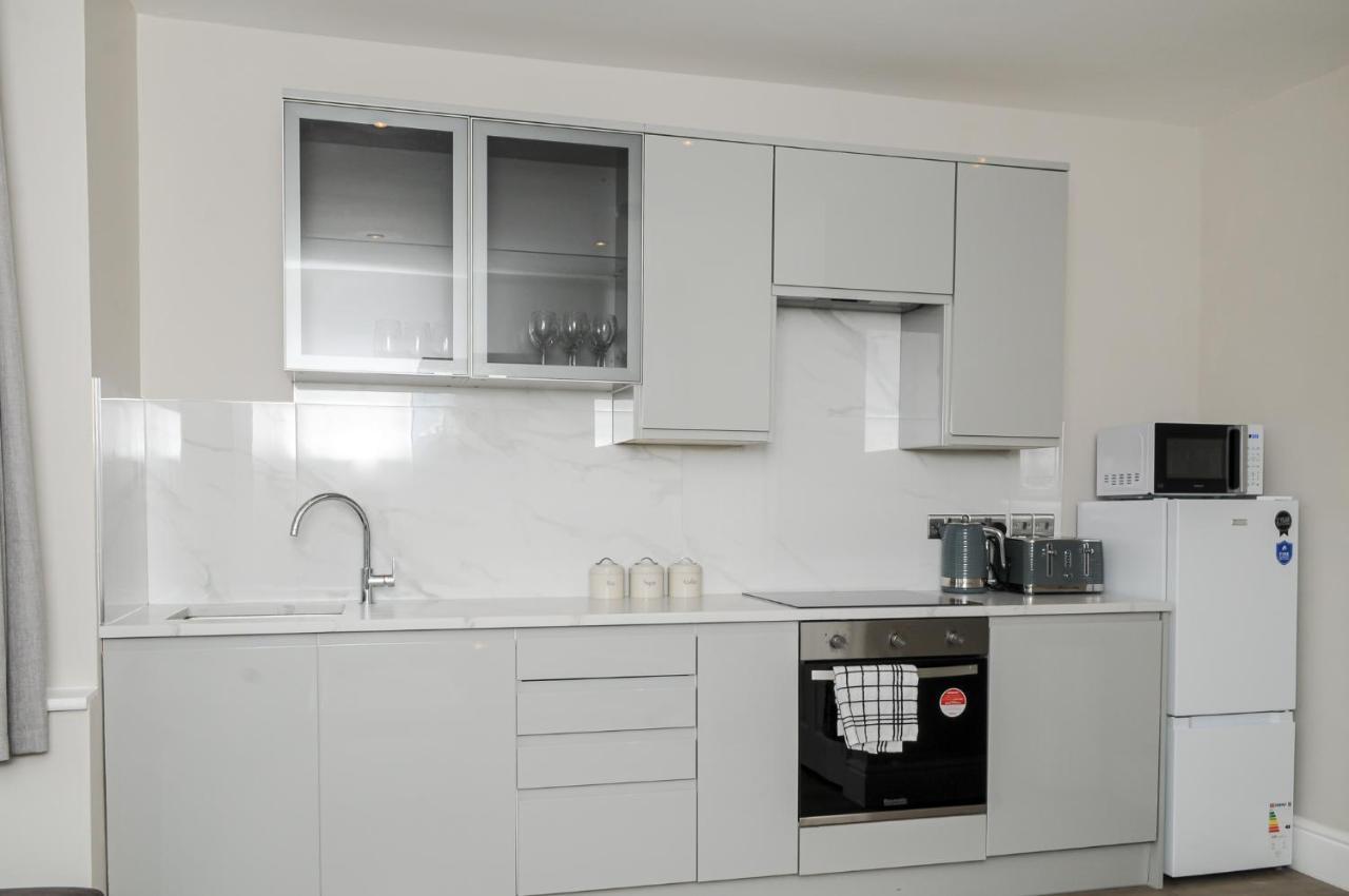 Luxury 5 Star Apartments, Parking, Garden, Near Metro Stations 10-15mins To Apartment London