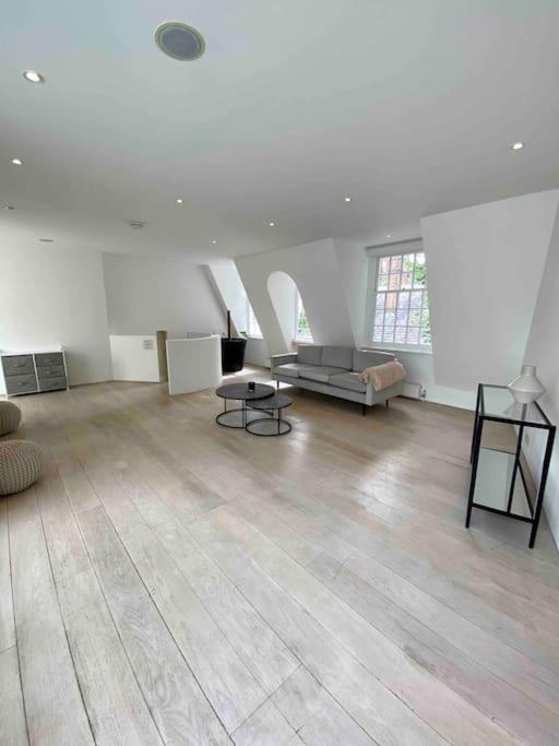 Stunning 4 Bed Mews House With Patio Holiday home London