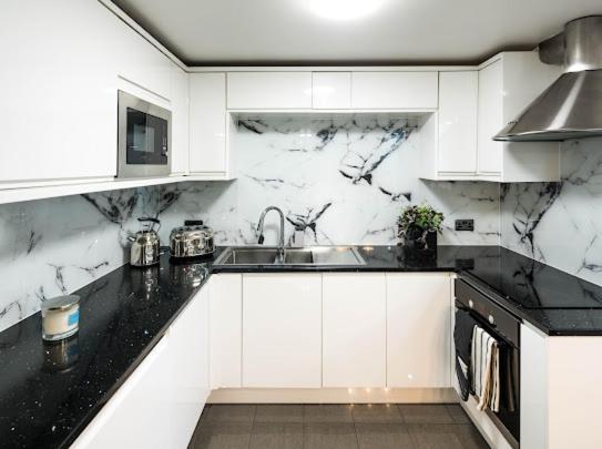 New Modern Hybrid 4 Bedroom 7 Bed 9 Guest Capacity * London