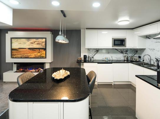 Apartment New Modern Hybrid 4 Bedroom 7 Bed 9 Guest Capacity