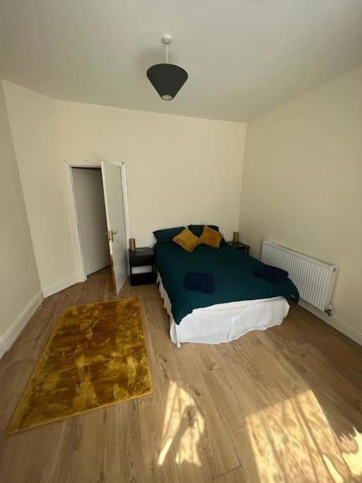 Spacious One Bedroom Apartamento