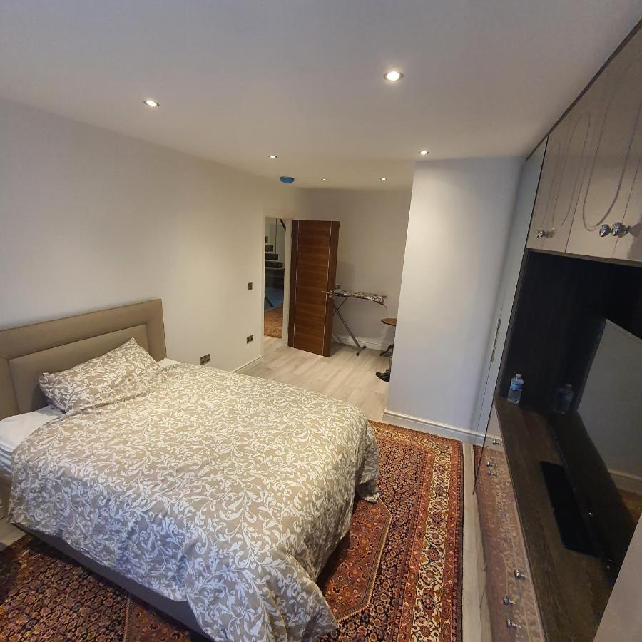 Homestay 64 Salmon Street London