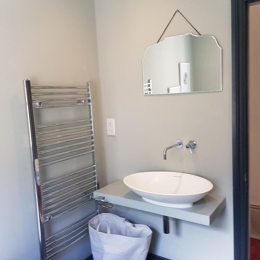 Beautiful Private In Queens Park Townhouse Homestay