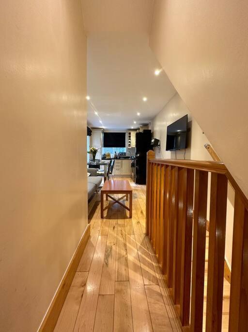 Apartment Cozy 2 Bed Flat ! Amazing Bath! London