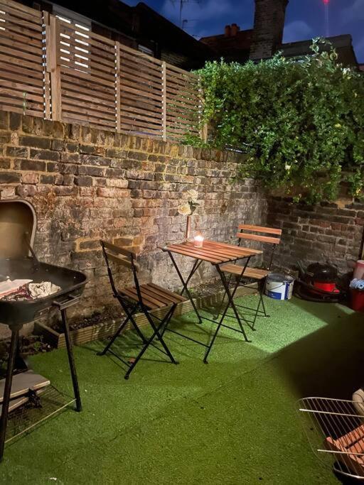 Cozy 2 Bed Flat ! Amazing Bath! * London