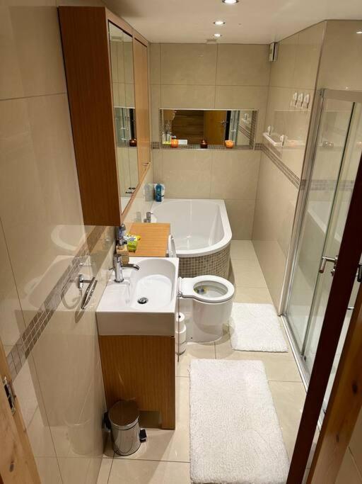 Cozy 2 Bed Flat ! Amazing Bath! London