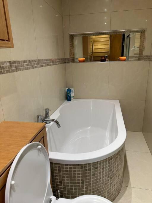 Apartment Cozy 2 Bed Flat ! Amazing Bath! London