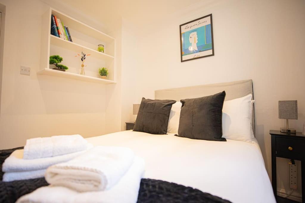 Perfect Location 4bed 2 Bath Spacious Apartment