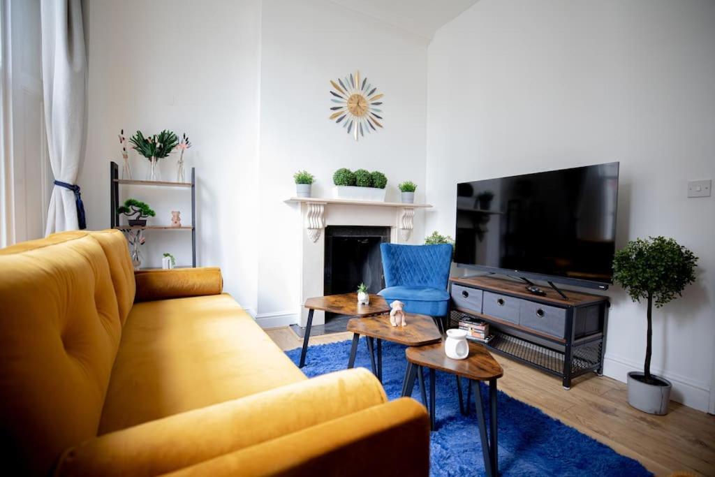Perfect Location 4bed 2 Bath Spacious Apartment