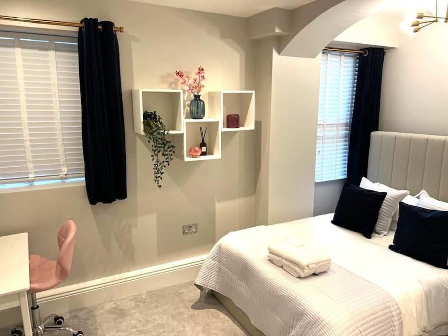 Leyla's Stunning * London