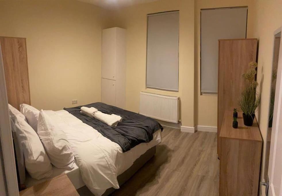 Flat 11 Brixton Hill, 1 Bedroom, 1 Bathroom Flat Apartment *
