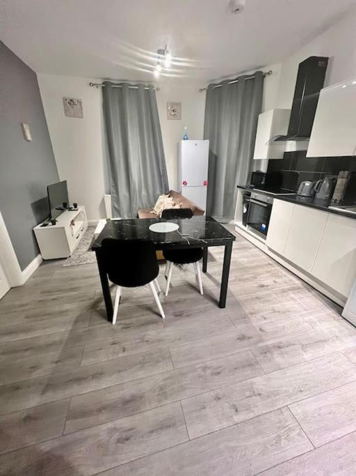 Apartment Flat 3 Battersea Park Rd, 2 Bedroom, 1 Bathroom Flat London