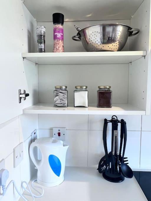 Apartment Flat 10 Near Westfield Centre, 1 Bedroom, 1 Bathroom Flat *