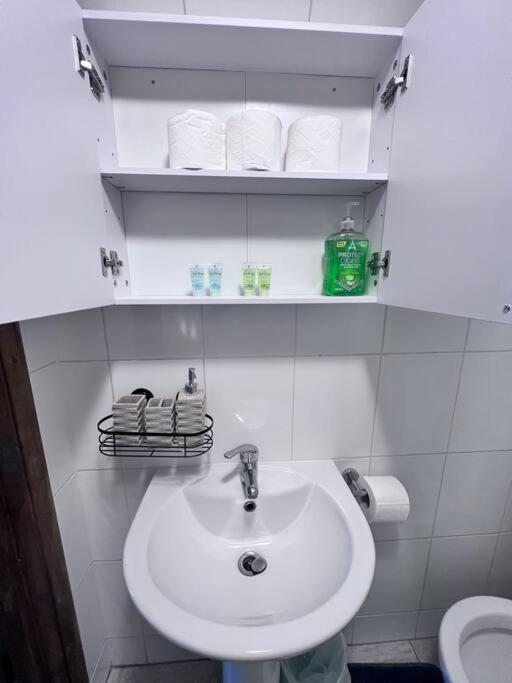 Flat 10 Near Westfield Centre, 1 Bedroom, 1 Bathroom Flat Apartamento Londres