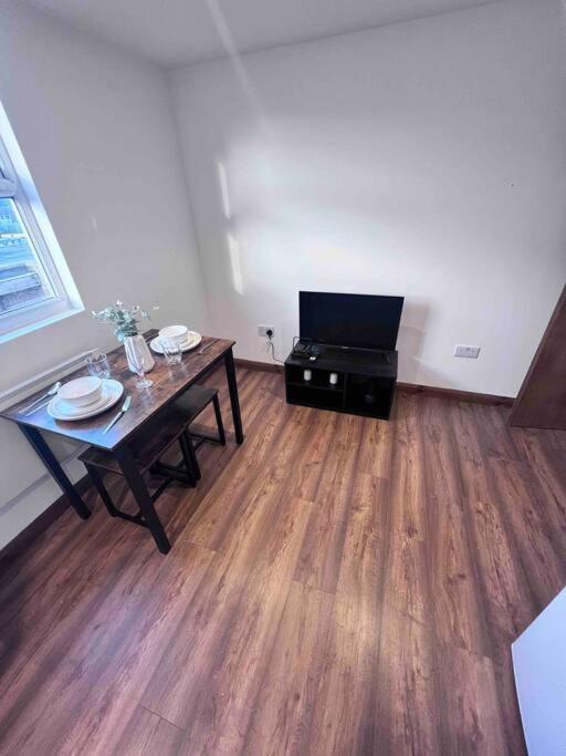 Flat 10 Near Westfield Centre, 1 Bedroom, 1 Bathroom Flat Apartamento *