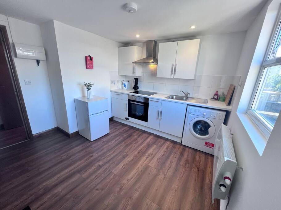 Flat 10 Near Westfield Centre, 1 Bedroom, 1 Bathroom Flat * Londres