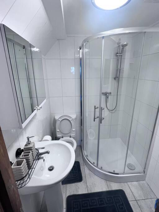 Flat 10 Near Westfield Centre, 1 Bedroom, 1 Bathroom Flat Londres