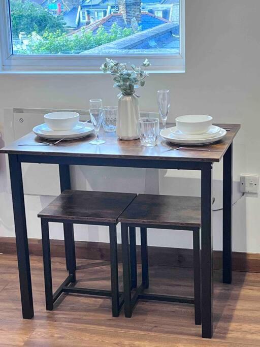 Flat 10 Near Westfield Centre, 1 Bedroom, 1 Bathroom Flat *